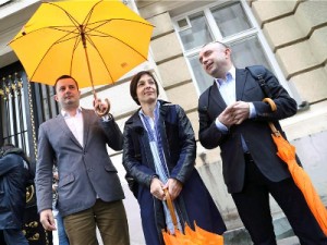 Konferencija za medije GONG-a ispred Sabora. Na fotografiji stručnjak za politički sustav u GONG-u Dragan Zelić, izvršna direktorica GONG-a Jelena Berković, član Vijeća GONG-a Berto Šalaj. foto HINA/ Lana SLIVAR DOMINIĆ