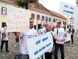 Hrvatska udruga za ravnopravno roditeljstvo održala je prosvjed na Trgu Svetog Marka. Foto: HINA / Denis CERIĆ