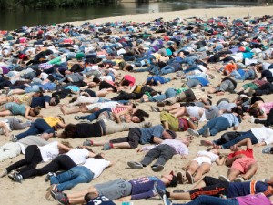 Prosvjedni performans na temu izbjeglica na Međunarodnom kazališnom uličnom festivalu, Valladolid, Španjolska, 27 May 2017.  EPA/R. GARCIA