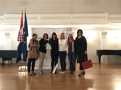 Fotografija s potpisivanja Ugovora tijekom Dana otvorenih vrata udruga i manifestacije Hrvatska volontira