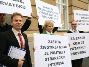 Zagreb, 04.10.2017. - Udruga Prijatelji životinja ispred zgrade Hrvatskog sabora povodom izglasavanja Zakona o zaštiti životinja. Na fotografiji Luka Oman (L). foto HINA/ Lana SLIVAR DOMINIĆ/ lsd