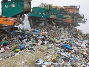 Arhivska fotografija od 05.06.2009. godine prikazuje kamione koji iskrcavaju otpad na odlagalištu otpada Prudinec u Jakuševcu. foto FaH/ Lana SLIVAR DOMINIĆ/ ds