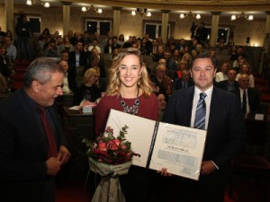 Na svečanosti, gradonačelnik Grada Zagreba Milan Bandić (L)zajedno s predsjednikom Gradske skupštine Andrijom Mikulićem (D) uručio je nagrade ovogodišnjim dobitnicama Luki Gnjidiću i Patriciji Marelji (S). foto HINA / Zvonimir KUHTIĆ /zk