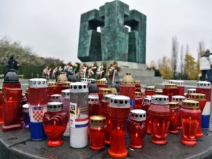 Vukovar, 17.11.2017.- U organizaciji Udruge "Vukovarske majke" i Saveza udruga obitelji zatočenih i nestalih hrvatskih branitelja zapaljene su svijeće i položene ruže na grobovima poginulih i ubijenih branitelja pokopanih na Memorijalnom groblju žrtava iz Domovinskog rata. foto HINA/ ml