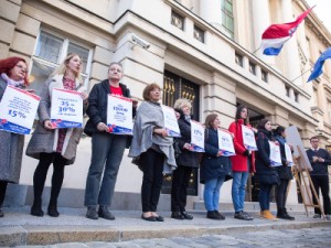 Prosvjedna akcija povodom Međunarodnog dana borbe protiv nasilja nad ženama ispred Hrvatskog sabora. Foto HINA/ Daniel KASAP/ dk