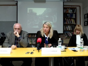 Zagreb, 29.11.2017. - Documenta - Centar za suočavanje s prošlošću, odmah nakon izricanja presude MKSJ-a u predmetu Prlić i drugi održao je konferenciju za novinare i tribinu: “Nasljeđe MKSJ-a u svjetlu presude Prliću i drugima”. Na tribini je govorito politički analitičar Žarko Puhovski, voditeljica  Documente - Centra za suočavanje s prošlošću Vesna Teršelič i članica pravnog tima Documente Jelena Đokić Jović.    foto HINA/Tomislav Pavlek/tp