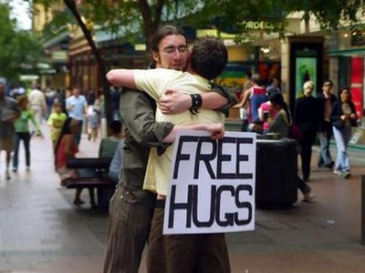 Volonteri udruge u "Free hugs" akciji povodom Dana zagrljaja i informacija