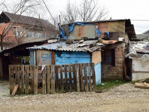 Iako je Hrvatska puno učinila za integraciju Roma, i na rubu Zagreba ima ovakvih nastambi u kojima žive Romi.