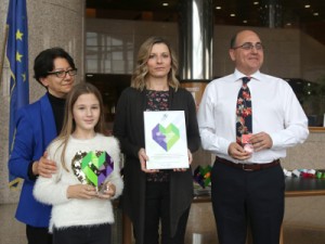 Na fotografiji laureati Osnovne škole Šime Budinić iz Zadra, Cvjetana Plavša-Matić (L) i Enrique Aguado Asenjo (D). foto HINA / Zvonimir KUHTIĆ /zk