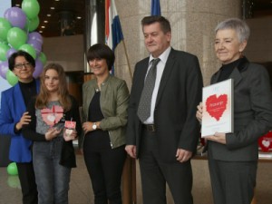  Na fotografiji dobitnici nagrade Osnovne škole Tomaša Goričanca (Mala Subotica), Marija Boltek,  Cvjetana Plavša-Matić (L) i Dražen Vikić-Topić (2D). foto HINA / Zvonimir KUHTIĆ /zk