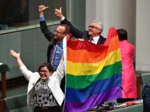 Cathy McGowan (L), Adam Brandt (C) and Andrew Wilkie (D) slave usvajanje zakona u Parlamentu, Canberra, Australia, 07 December 2017. EPA/MICK TSIKAS AUSTRALIA AND NEW ZEALAND OUT