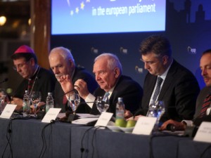 Na fotografiji biskup Ivan Šaško, Jan Olbrycht, predsjednik EPP-a Joseph Daul, premijer Andrej Plenković, György Hölvényi. foto HINA/POOL/ Denis CERIĆ /dc