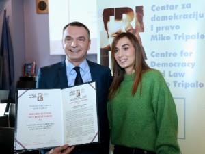 Zagreb, 28.02.2018. - Centar za demokraciju i pravo Miko Tripalo dodjelio je Nagradu Miko Tripalo za 2017. Informativnoj multiplatformi N1 za unapređenje vrijednosti demokratskog, humanog i otvorenog društva. Na fotografiji Tihomir Ladišić, Nera Valentić. foto HINA/ Lana SLIVAR DOMINIĆ/ lsd