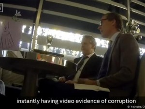 Prizor iz emisije Channel 4: dužnosnik Cambridge Analytica se još i hvali nedjelima i lažima koje su lansirali u Keniji. Kasnije je rečeno da je sve to "bio vic".