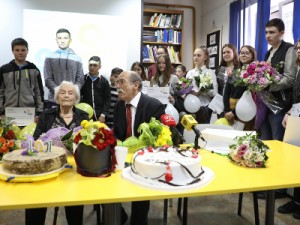 Na fotografiji djeca koja su dobila stipendije, Desa Baković, Zoran Pusić. foto HINA/ Lana SLIVAR DOMINIĆ