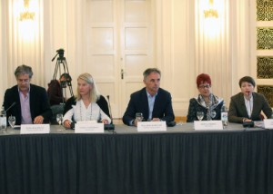 Na fotografiji (L-D) Saša Milošević, Vesna Teršelić, Milorad Pupovac, Mirta Trninić i Aneta Lalić. foto HINA /Zvonimir KUHTIĆ