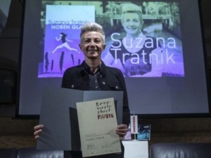 Suzana Tratnik prima nagradu za knjigu priča "Noben glas"