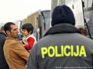 Hrvatska policija je 2015. pomagala izbjeglicama. Sad ih navodno silom nastoji spriječiti da uđu u EU.