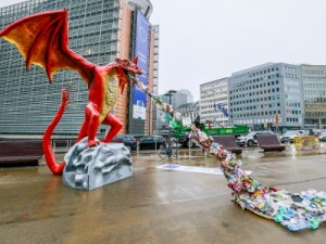 Plastični zmaj ispred Europske komisije u Bruxellesu, EPA
