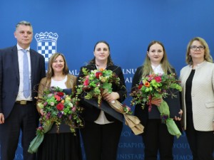 Na fotografiji pomoćnik ministrice za demografiju, obitelj, mlade i socijalnu politiku Ivica Bošnjak, Blaženka Eror Matić (Udruga volontera palijativne skrbi La Verna), Ivana Ferenac Sudac, Mateja Meštrović (u ime Maje Štahan), predsjednica Nacionalnog odbora za razvoj volonterstva Nives Ivelja. foto HINA/ Lana SLIVAR DOMINIĆ