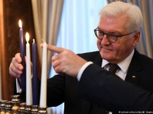 Savezni predsjednik Frank-Walter Steinmeier pali svijeće
