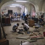 Romska umjetnička zajednica u borbi protiv predrasuda izradom predmeta od otpada