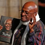 Umro Desmond Tutu – junak borbe protiv apartheida i neumorni borac za “duginu naciju”